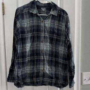 Women’s Carhartt Plaid Button Up Shirt. Size Large.